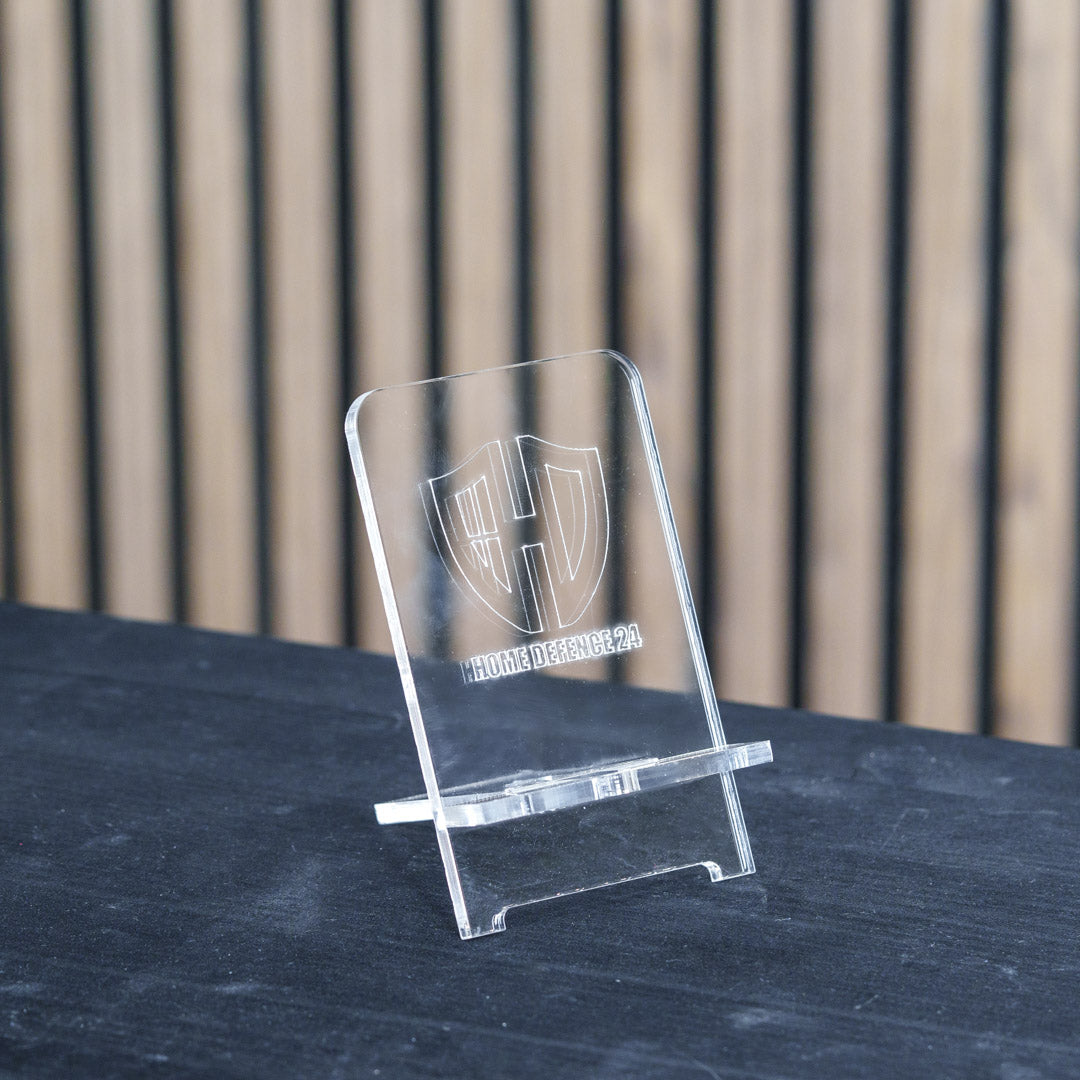 PLEXIGLAS® Handyhalterung | stilvolles Design mit gelasertem Homedefence-Logo