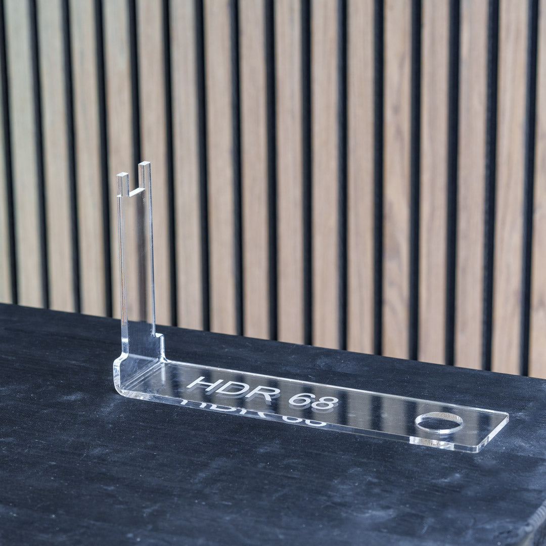 PLEXIGLAS® Tischständer für HDR68 | stilvolles Design mit gelasertem Homedefence-Logo